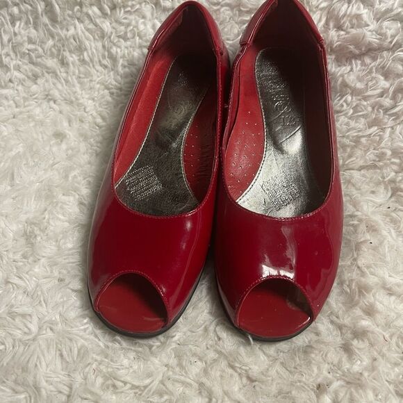 Gravity Defyer Leather Patent Red Peep Toe Slip On Shoes Size 6 - Picture 3 of 14